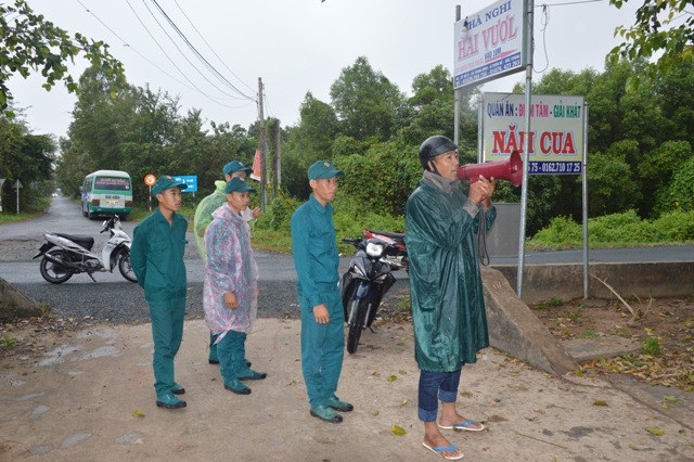 Ngay sau Noel, người miền Tây nháo nhào chạy bão - 9
Lực lượng chức năng tỉnh Sóc Trăng phát loa kêu gọi người dân sơ tán.