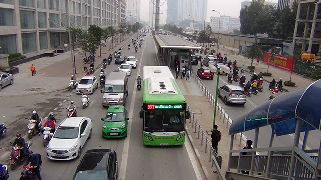 Buýt nhanh vẫn phải “ngụp lặn” trên làn đường dành riêng - 11
Đường Tố Hữu khá thông thoáng sáng nay