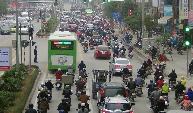 Buýt nhanh vẫn phải “ngụp lặn” trên làn đường dành riêng - 7
Những điểm ùn tắc, ô tô, xe máy tràn vào phần đường dành cho xe buýt.