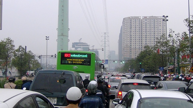 Buýt nhanh vẫn phải “ngụp lặn” trên làn đường dành riêng - 6 Buýt nhanh vẫn phải “ngụp lặn” trên làn đường dành riêng - 6