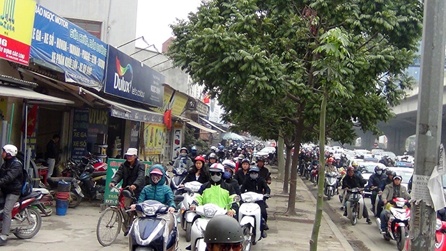 Hà Nội: Ùn tắc kéo dài trên nhiều tuyến phố - 12
Tắc từ lòng đường tới vỉa hè.
