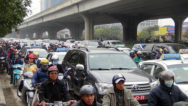 Hà Nội: Ùn tắc kéo dài trên nhiều tuyến phố - 8 Người điều khiển phương tiện giao thông vất vả nhích từng đoạn một trên đường