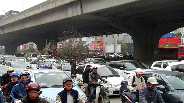 Hà Nội: Ùn tắc kéo dài trên nhiều tuyến phố - 9 Tết đến, người dân Hà Nội thường xuyên chịu cảnh ùn tắc giao thông