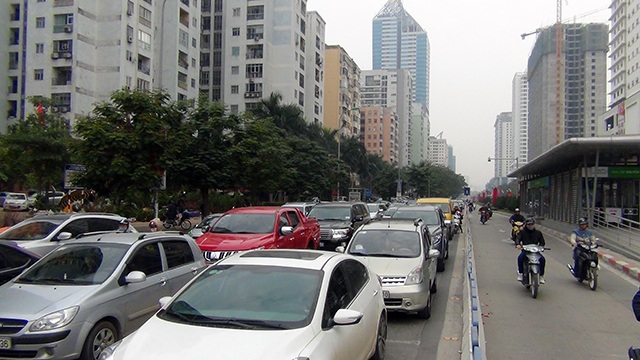 Hà Nội: Ùn tắc kéo dài trên nhiều tuyến phố - 6 Sở GTVT Hà Nội dự kiến lắp đặt 4 dải phân cách cứng tại 4 vị trí khác nhau dọc tuyến đường buýt nhanh đi qua