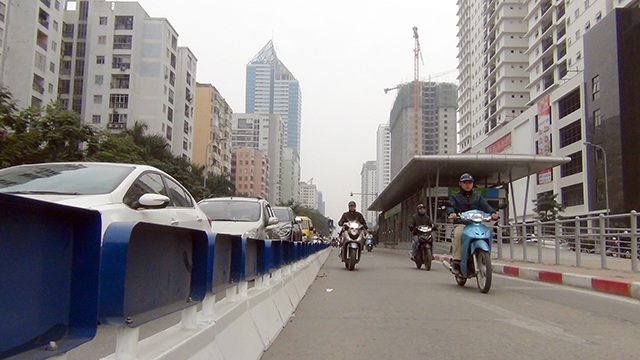 Hà Nội: Ùn tắc kéo dài trên nhiều tuyến phố - 5
Dù có dải phân cách cứng nhưng nhiều người điều khiển xe máy vẫn đi vào đường dành riêng cho xe buýt nhanh để thoát cảnh ùn ứ.