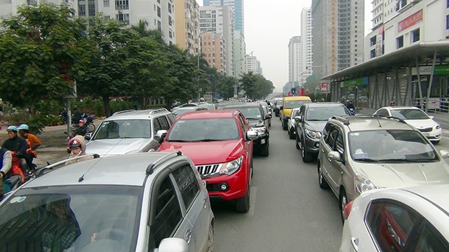 Hà Nội: Ùn tắc kéo dài trên nhiều tuyến phố - 3 Hà Nội: Ùn tắc kéo dài trên nhiều tuyến phố - 3