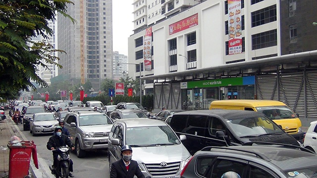 Hà Nội: Ùn tắc kéo dài trên nhiều tuyến phố - 4 Tình trạng ùn tắc giao thông kéo dài xảy ra trên đường Lê Văn Lương
