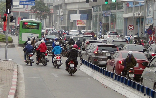 Hà Nội: Ùn tắc kéo dài trên nhiều tuyến phố - 2 Làn đường Lê Văn Lương hẹp hơn ngày thường