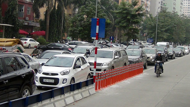 Hà Nội: Ùn tắc kéo dài trên nhiều tuyến phố - 1 Dải phân cách cứng trên làn đường dành riêng cho xe buýt nhanh BRT đã được dựng lên trên đường Lê Văn Lương