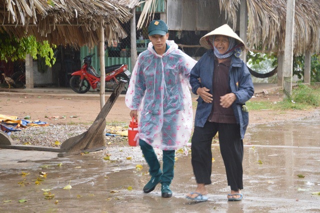 Ngay sau Noel, người miền Tây nháo nhào chạy bão - 11
Người dân Sóc Trăng chạy bão. (Ảnh: Bạch Dương)