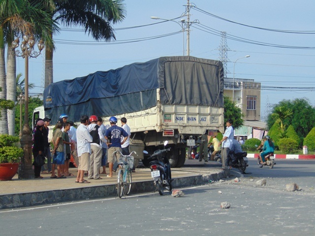 Tài xế ngủ gật, xe tải “leo” vòng xoay tượng đài chiến thắng - 2 ... chiếc xe tải lao thằng lên khuôn viên vòng xoay tượng đài.