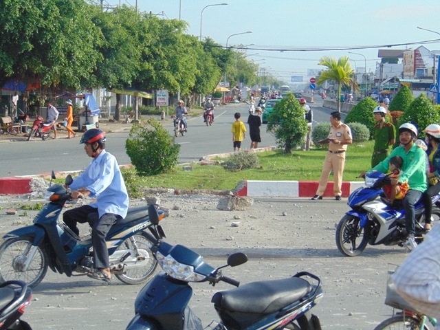 Tài xế ngủ gật, xe tải “leo” vòng xoay tượng đài chiến thắng - 1
Sau khi ủi dải phân cách...