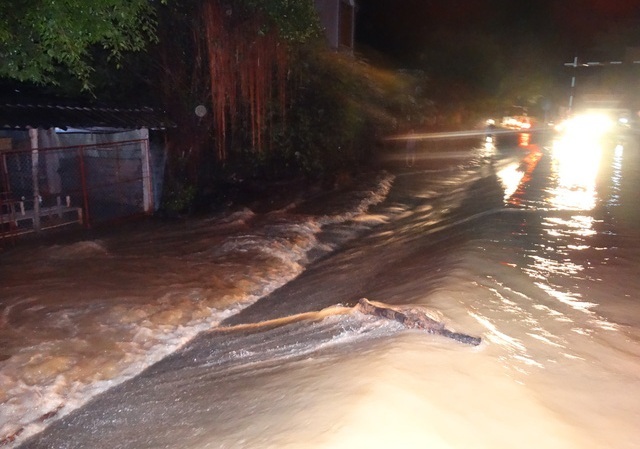 Đê sông Bưởi bị tràn trong đợt lữ vừa qua khiến hàng nghìn người dân phải di dời khẩn cấp