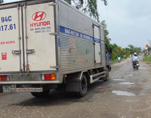 “Con đường đau khổ” ở Bạc Liêu: 7 năm vẫn… ì ạch thi công 7km đường! - 4 Tuyến Hương lộ 6 từ trung tâm TP Bạc Liêu về xã Hưng Thành (huyện Vĩnh Lợi) cũng là một tuyến đường xuống cấp gây bức xúc.