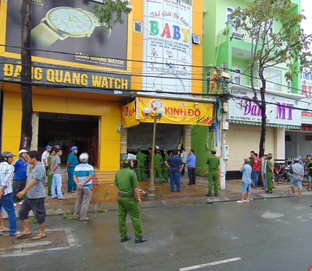 
Rất may ngọn lửa không lây lan ra các cửa hàng bên cạnh.
