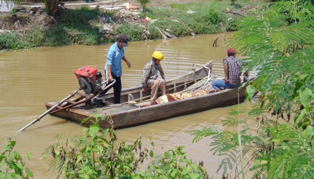 Huy động hàng trăm người, giăng lưới B40 tìm kiếm nam sinh mất tích - 5 Người nhà đang đưa thi thể ông Lê Văn Sanh về nhà.