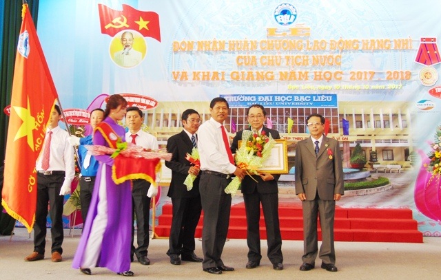 Đại học Bạc Liêu đón nhận Huân chương Lao động hạng Nhì - 1 Lãnh đạo tỉnh Bạc Liêu trao Huân chương Lao động hạng Nhì của Chủ tịch nước cho lãnh đạo trường Đại học Bạc Liêu tại lễ khai giảng năm học mới 2017 - 2018.