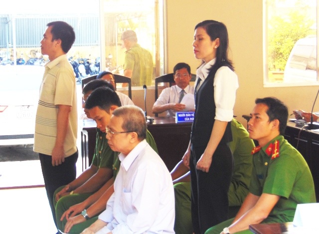 Nguyên Giám đốc ngân hàng Nam Việt chi nhánh Bạc Liêu hầu tòa - 1 Các bị cáo tại phiên tòa.