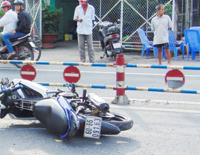 Xe va vào dải phân cách quốc lộ 1A, 2 người thương vong - 1 Hiện trường vụ tai nạn.