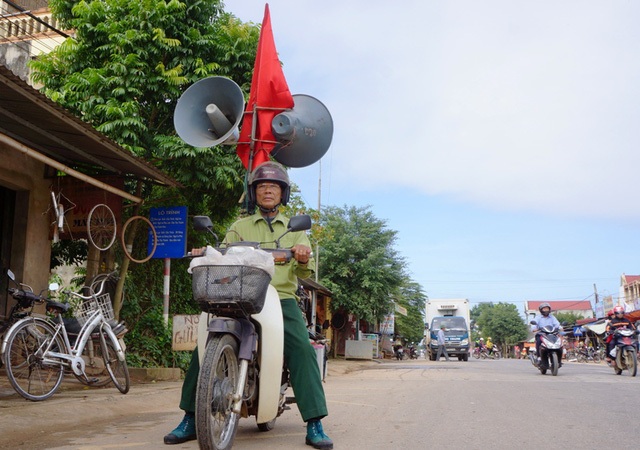 Giám đốc Công an tỉnh tặng xe máy cho người 10 năm "vác tù và" - 1 Ông Phạm Ngọc Chiêng đã có thâm niên 10 năm vác tù và hàng tổng