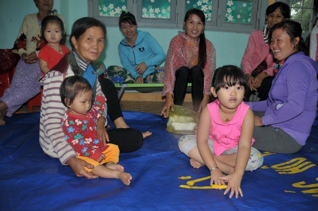 Người Sài Gòn, miền Tây chống bão - 11 Người dân tránh bão ở trường Tiểu học Phú Thạnh (huyện Tân Phú Đông). (Ảnh: Nguyễn Vinh)