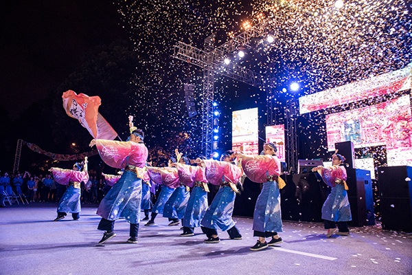 Sinh viên Bách khoa mang chảo đi “quẩy” tiệc EDM 12.000 người - 5 Xen lẫn vào đó là những tiết mục cây nhà lá vườn nhưng cũng không hề kém cạnh về độ chất