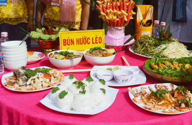 Thòm thèm những món bánh "ăn chơi" của người Khmer - 8 Bún nước lèo.