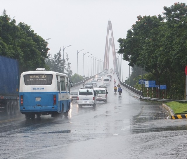 Người Sài Gòn, miền Tây chống bão - 8 Đến 15h chiều ngày 25/12, cầu Rạch Miễu vẫn lưu thông bình thường.