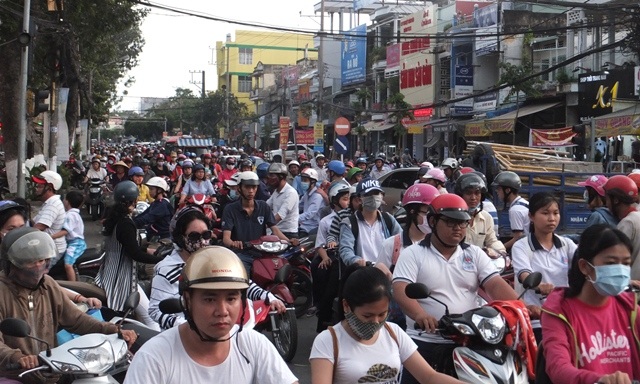 BMW đi vào đường cấm, gây tai nạn rồi bỏ chạy - 2 
Vụ việc xảy ra vào giờ cao điểm nên phương tiện qua lại khu vực này gặp khó khăn