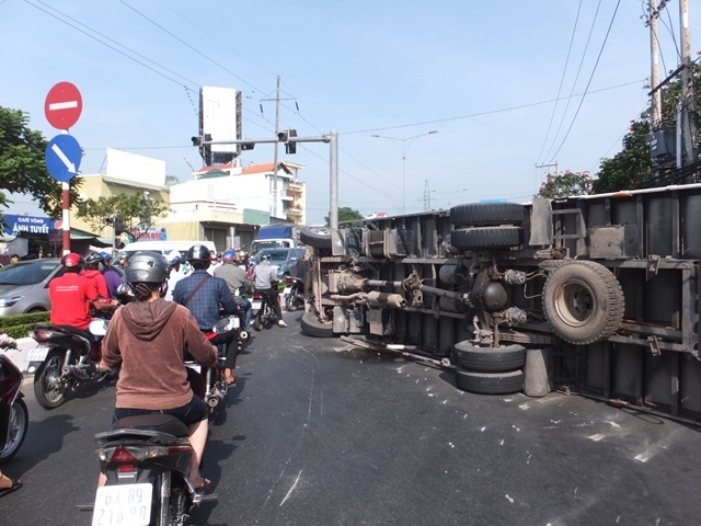 Xe tải nổ lốp nằm “phơi bụng” trên quốc lộ, tài xế thoát nạn - 3 Hiện trường vụ tai nạn