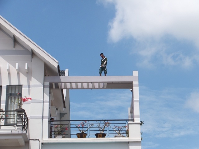 Thanh niên nghi ngáo đá đi trên tòa nhà 3 tầng