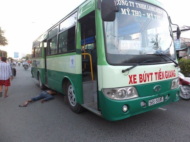 Phụ xe buýt bị xe buýt cán tử vong - 1 Hiện trường vụ tai nạn