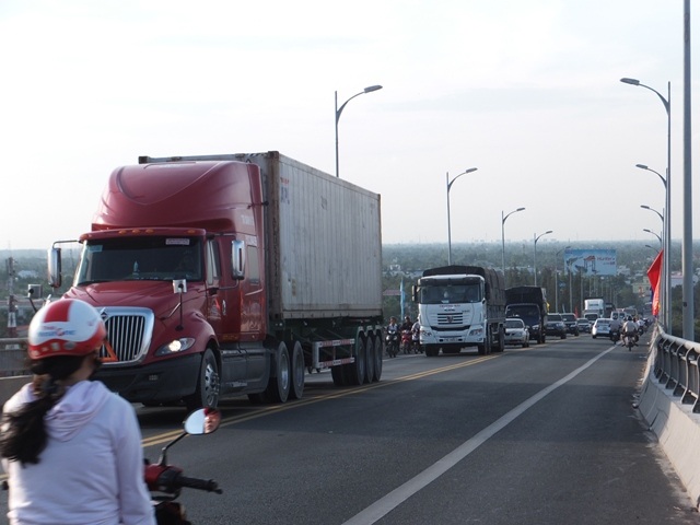 Ô tô xếp hàng dài nhiều km chờ qua cầu Rạch Miễu - 2 Xe ô tô phải nối đuôi nhau qua cầu Rạch Miễu