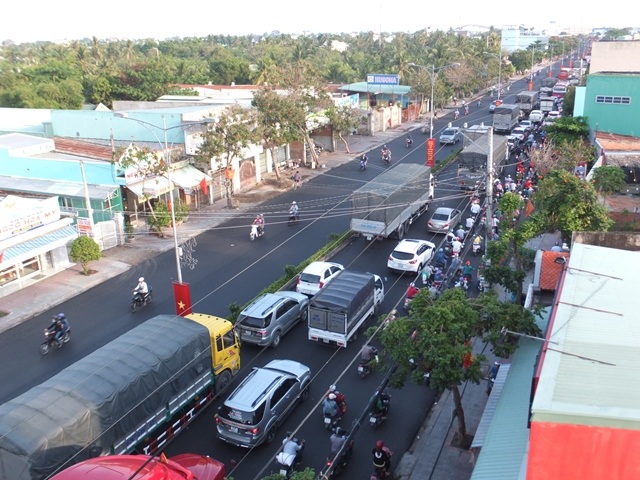 Ô tô xếp hàng dài nhiều km chờ qua cầu Rạch Miễu - 1 Quốc lộ 60 có nhiều phương tiện ùn ứ