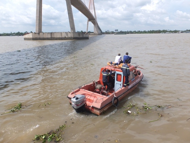 Bất ngờ nhảy cầu tự vẫn khi đang đi chơi cùng bạn - 2 Hiện lực lượng chức năng đang đến hiện trường tìm kiếm nạn nhân
