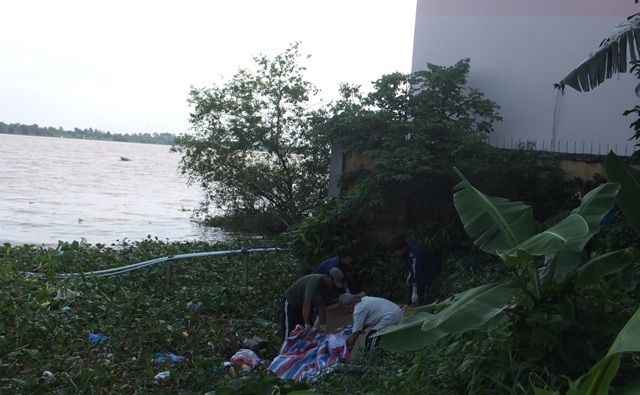 Phát hiện thi thể mang hình xăm con rồng, bị buộc gạch ở chân - 1 Hiện trường nơi xảy ra vụ việc