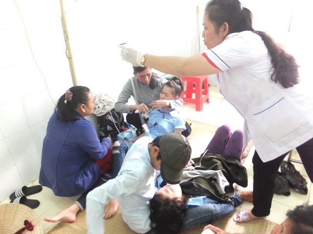 Vụ hơn trăm công nhân nhập viện sau khi ăn cari gà: 40 công nhân đang nằm viện - 1
Các công nhân bị nhập viện hôm 26/7