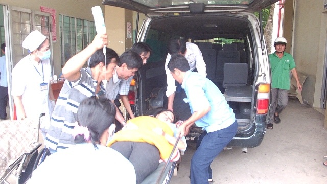 Gần 150 công nhân nhập viện sau khi ăn cari gà bánh mì - 1 Công nhân được đưa đến bệnh viện cấp cứu