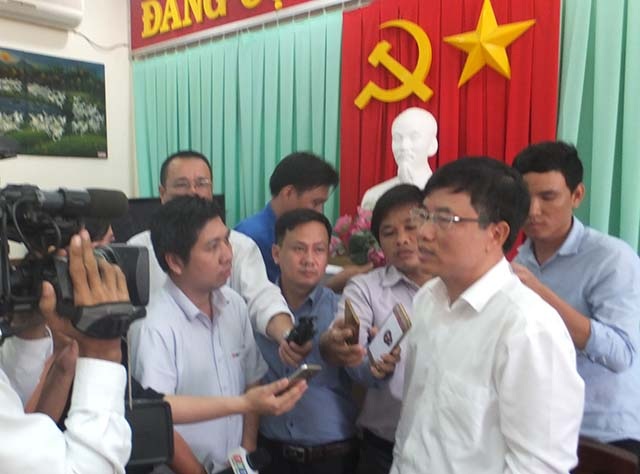 Tiền Giang kiến nghị Bộ GTVT giảm giá vé trạm thu phí Cai Lậy - 2
Ông Nguyễn Mạnh Thắng trả lời báo chí các vấn đề liên quan đến trạm thu phí BOT Tiền Giang