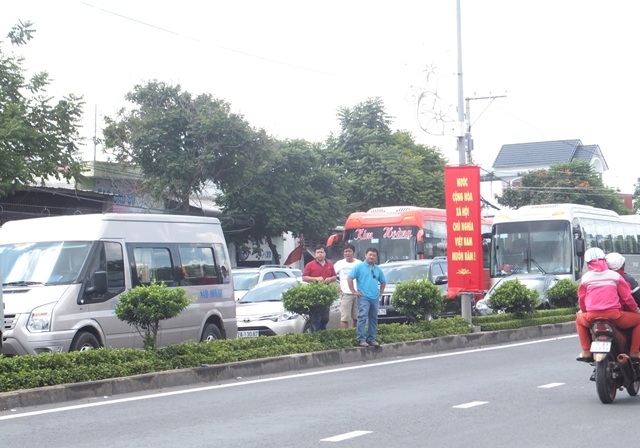 Xe cấp cứu mắc kẹt giữa "biển" ùn tắc trên cầu Rạch Miễu - 4
Kẹt xe nhiều giờ trong ngày nghỉ lễ khiến nhiều người dân ngán ngẩm, mệt mỏi.