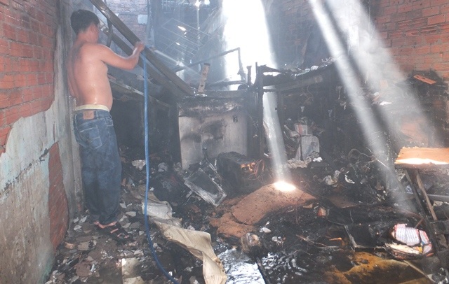 Nhà cháy rụi khi chủ đang đi tập thể dục - 2 Hiện trường vụ cháy