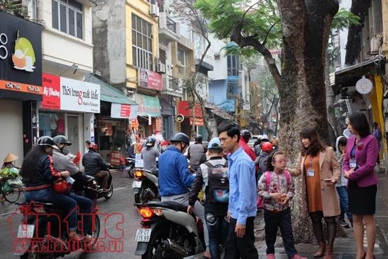 Dạy đạo đức học sinh ngay từ cổng trường - 1 Ban giám hiệu, giáo viên, bảo vệ trường tiểu học Tràng An đón học sinh ngay phía ngoài cổng trường.