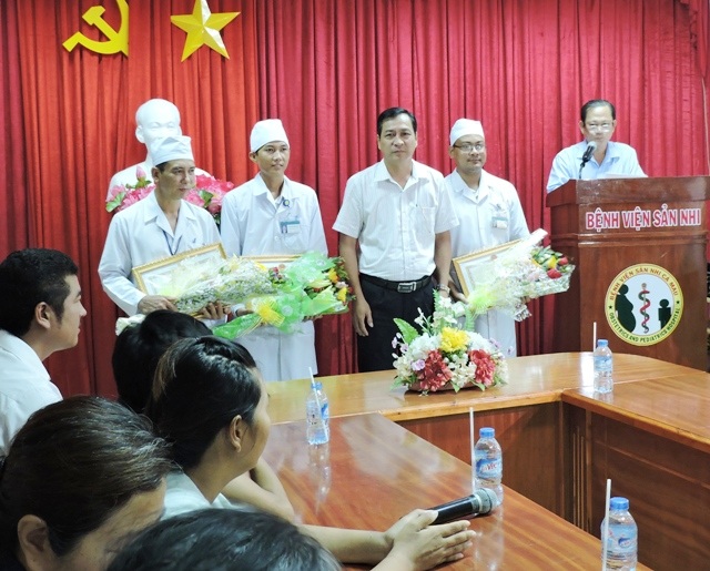 Thưởng “nóng” 3 bác sĩ cứu nữ bệnh nhân qua cơn nguy kịch - 1 Ông Trần Hồng Quân - Phó Chủ tịch UBND tỉnh Cà Mau trao Bằng khen của UBND tỉnh cho 3 bác sĩ.