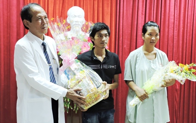 Thưởng “nóng” 3 bác sĩ cứu nữ bệnh nhân qua cơn nguy kịch - 2 Đại diện lãnh đạo Bệnh viện Sản-Nhi Cà Mau tặng quà cho gia đình bệnh nhân Nguyễn Thị Như.
