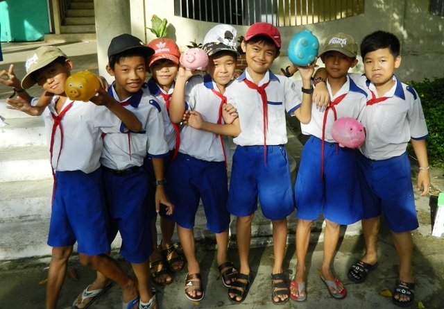 Học sinh khui heo đất tiết kiệm khuyến học - 5 Nhiều em học sinh hào hứng với phong trào nuôi heo đất cho năm học tới.