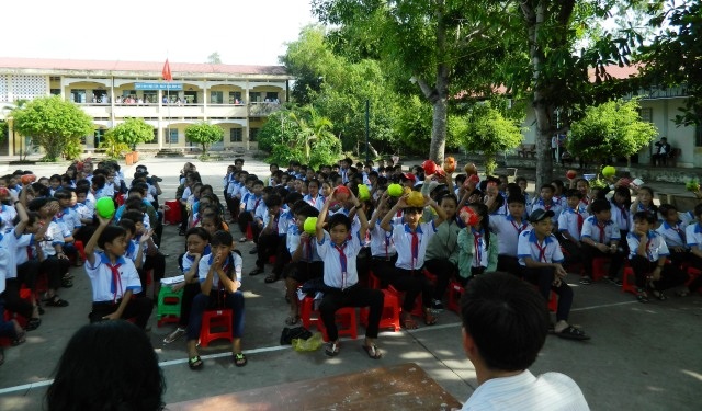 Học sinh khui heo đất tiết kiệm khuyến học - 1 Nhiều em học sinh tham gia khui heo đất tiết kiệm khuyến học tại trường.