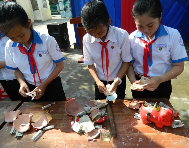 Học sinh khui heo đất tiết kiệm khuyến học - 3 Học sinh khui heo đất tiết kiệm khuyến học - 3