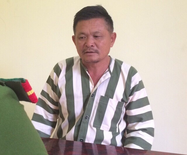 Uống rượu say đánh vợ, cắn Trưởng công an bị thương - 1 Đối tượng Hứa Văn Khải tại cơ quan công an