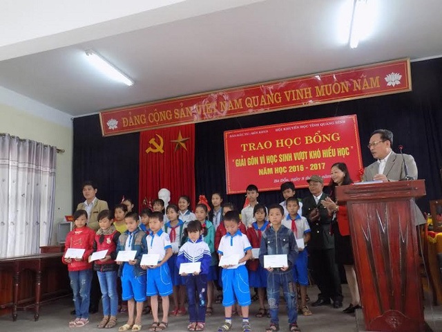 Hội Khuyến học tỉnh Quảng Bình trong một lần đồng hành với Báo Dân trí trao học bổng cho các em học sinh nghèo vượt khó