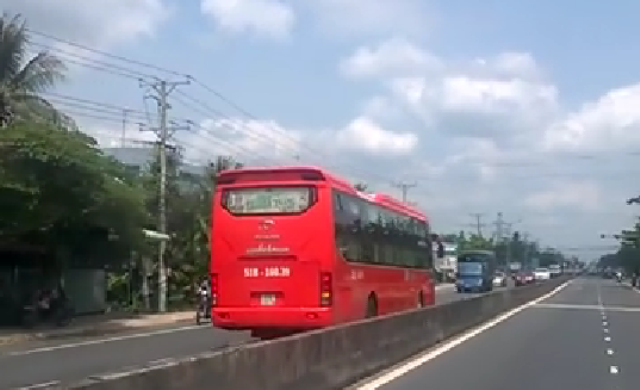 Phạt “nguội” tài xế xe khách chạy ngược chiều trên quốc lộ 1A - 1 Xe khách chạy ngược chiều trên quốc lộ (ảnh cắt từ clip)